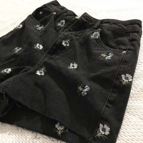 TOPSHOP MOTO FLORAL SHORTS, SIZE 8, BLACK - Picture 2 of 3